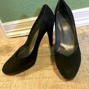 Black pumps